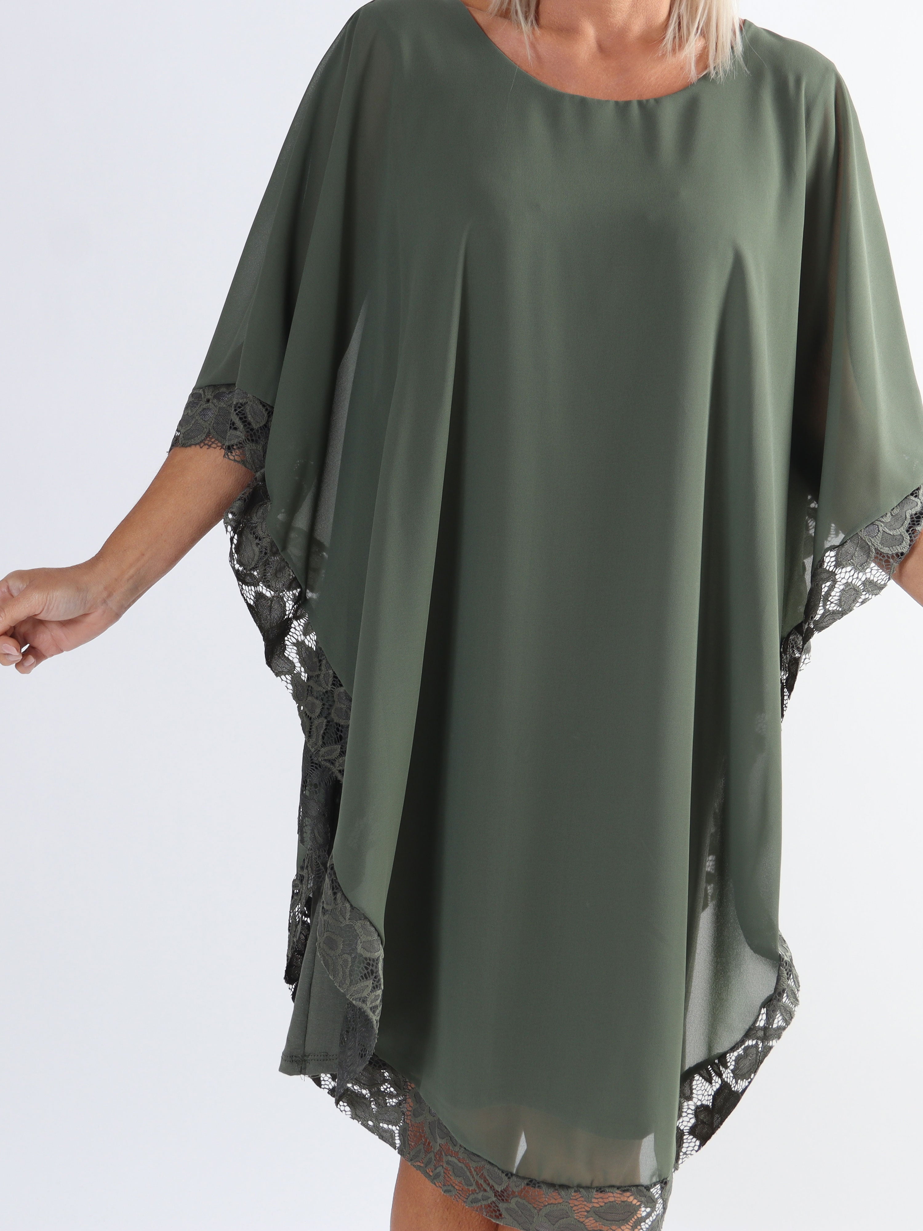 Kenya Edge - Plus size tunikaklänning med chiffonglager och spetskant